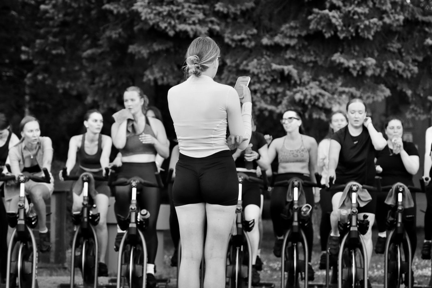 Fietsers in actie op de spinningfietsen